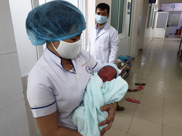 Bình Dương: Một bé sơ sinh còn nguyên dây rốn bị bỏ rơi ngoài bãi cỏ-2