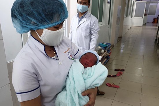 Bình Dương: Một bé sơ sinh còn nguyên dây rốn bị bỏ rơi ngoài bãi cỏ