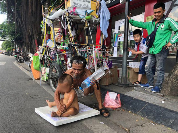 Sức khỏe bé 18 tháng tuổi trần truồng ngồi trên thùng xốp mưu sinh giữa trưa nắng Hà Nội hiện giờ ra sao?-1