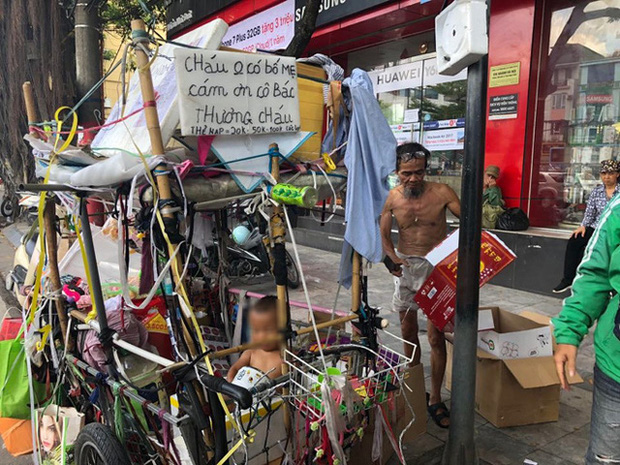 Sức khỏe bé 18 tháng tuổi trần truồng ngồi trên thùng xốp mưu sinh giữa trưa nắng Hà Nội hiện giờ ra sao?-2