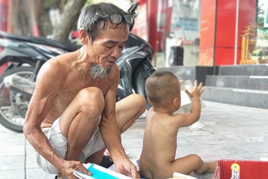 Sức khỏe bé 18 tháng tuổi trần truồng ngồi trên thùng xốp mưu sinh giữa trưa nắng Hà Nội hiện giờ ra sao?