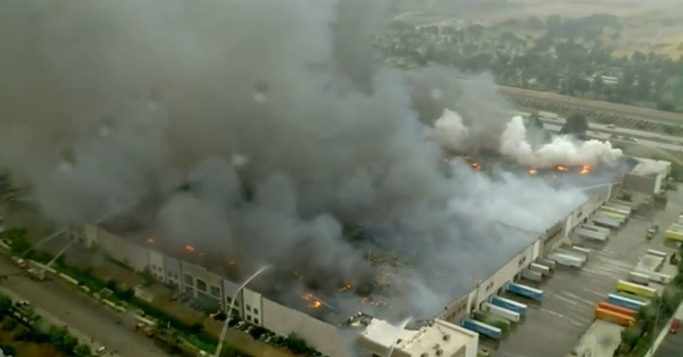 Hỏa hoạn thiêu rụi kho hàng khổng lồ 1,1 triệu m2 của Amazon ở Mỹ-1