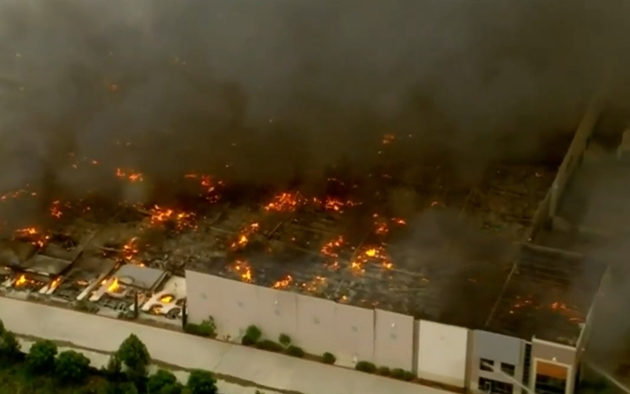 Hỏa hoạn thiêu rụi kho hàng khổng lồ 1,1 triệu m2 của Amazon ở Mỹ-3