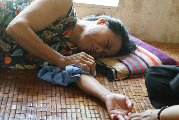 Bố mẹ khóc ngất đón thi thể con trai nghi bị bạn cùng phòng sát hại bên Nhật Bản về nước-3