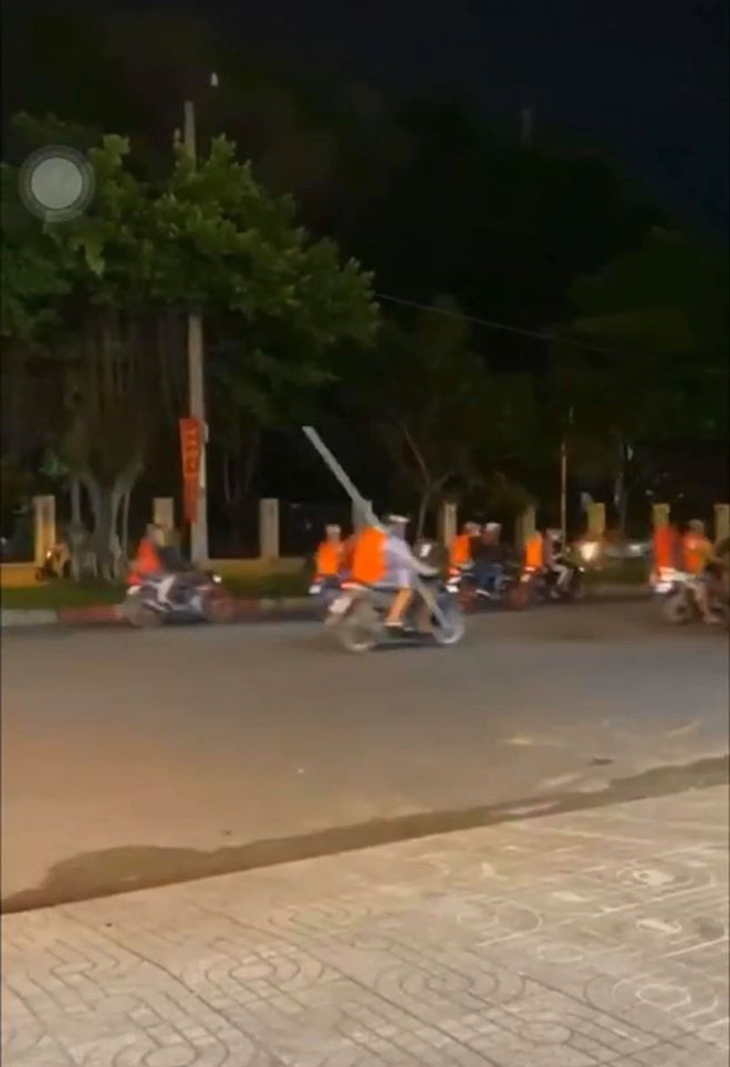 CLIP: Hàng trăm xe máy chở người mặc áo cam, cầm hung khí náo loạn phố Sài Gòn-4