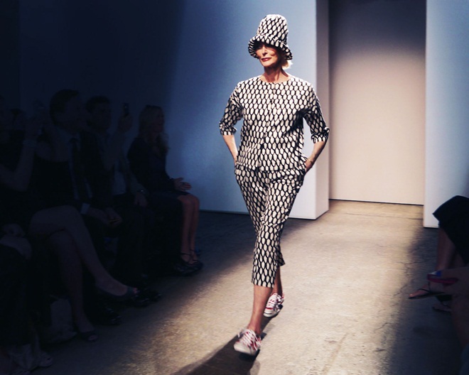 Siêu mẫu 89 tuổi gây sốt vì thân hình săn chắc khiến gái trẻ phải khóc thét: Bí quyết trẻ mãi không già của bà đơn giản và rẻ tiền đến không ngờ-5