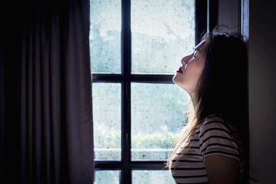 Trước lễ cưới 10 ngày, chồng cũ bỗng gửi cho tôi một món quà, mở ra xem tôi thẫn thờ rồi bật khóc nức nở