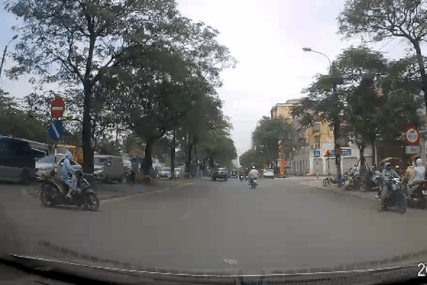 Chị Ninja đỏ” mắt nhắm mắt mở xông thẳng vào mặt đường mới đổ, làm kẹt cả người lẫn xe dưới lớp bê tông trước sự bất lực của những bác công nhân-1