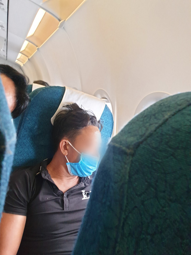 Ngán ngẩm hình ảnh người đàn ông ngồi tư thế kém duyên trên máy bay, gác nguyên bàn chân lên ghế trước mặc người khác khó chịu-1