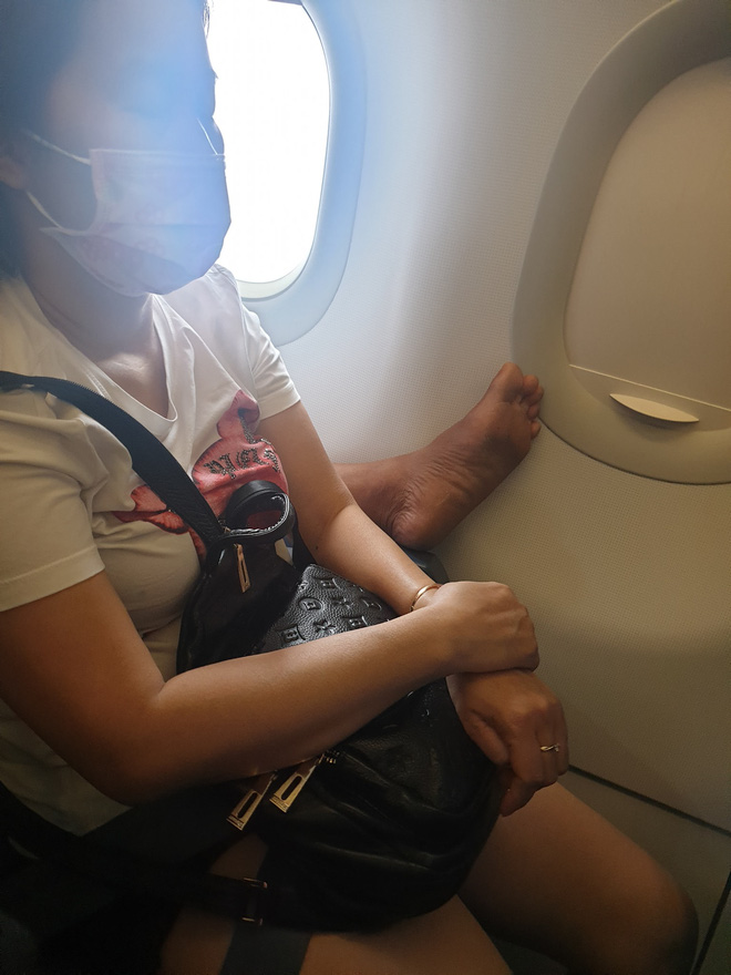 Ngán ngẩm hình ảnh người đàn ông ngồi tư thế kém duyên trên máy bay, gác nguyên bàn chân lên ghế trước mặc người khác khó chịu-2