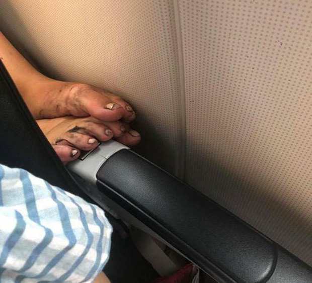 Ngán ngẩm hình ảnh người đàn ông ngồi tư thế kém duyên trên máy bay, gác nguyên bàn chân lên ghế trước mặc người khác khó chịu-5