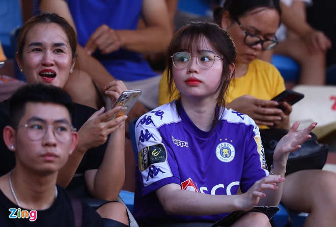 Bạn gái Quang Hải tranh thủ ăn tối trước trận CLB Hà Nội - HAGL-1