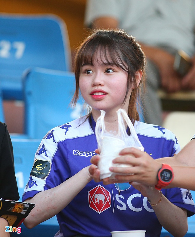 Bạn gái Quang Hải tranh thủ ăn tối trước trận CLB Hà Nội - HAGL-2