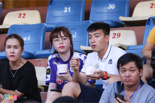 Bạn gái Quang Hải tranh thủ ăn tối trước trận CLB Hà Nội - HAGL-4