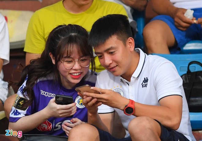 Bạn gái Quang Hải tranh thủ ăn tối trước trận CLB Hà Nội - HAGL-5