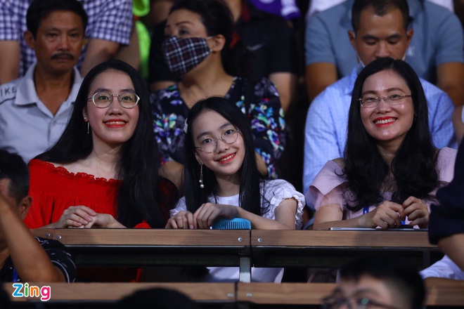 Bạn gái Quang Hải tranh thủ ăn tối trước trận CLB Hà Nội - HAGL-6