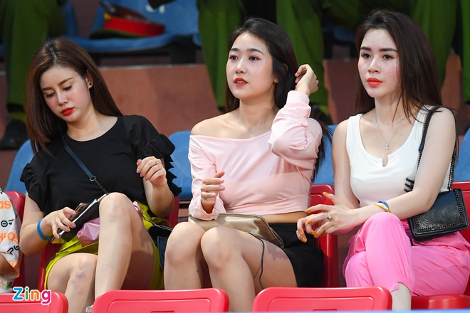 Bạn gái Quang Hải tranh thủ ăn tối trước trận CLB Hà Nội - HAGL-7