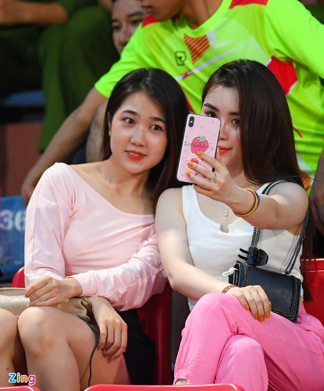 Bạn gái Quang Hải tranh thủ ăn tối trước trận CLB Hà Nội - HAGL-8