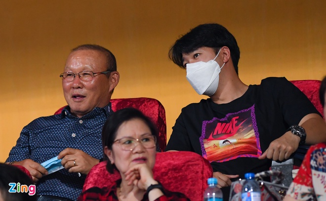 Bạn gái Quang Hải tranh thủ ăn tối trước trận CLB Hà Nội - HAGL-9