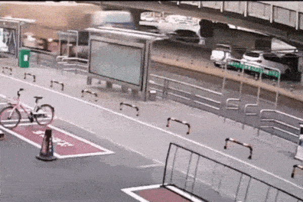 Đường bất ngờ bị sụp dưới bánh xe tải