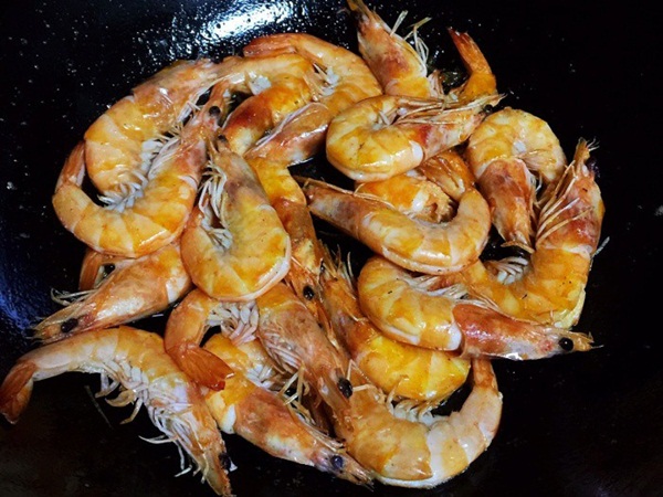 Rang, rim mãi cũng chán, đem tôm sốt cà chua kiểu này cơm nấu nhiều lại nhanh hết-2