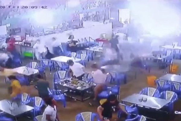 200 côn đồ áo cam không tìm thấy đối thủ nên đập phá, chém người ở quán ốc Sài Gòn-5