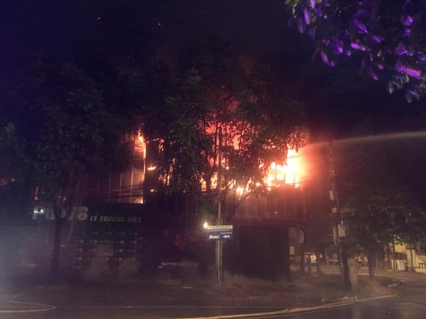 Hỏa hoạn khiến quán bar tại TP Vinh bốc cháy ngùn ngụt trong đêm-1