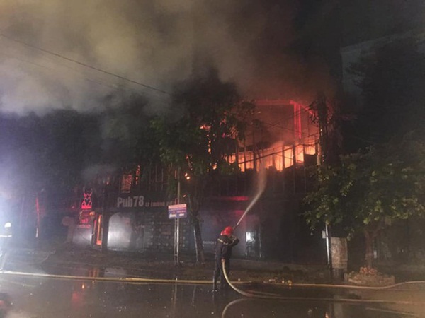 Hỏa hoạn khiến quán bar tại TP Vinh bốc cháy ngùn ngụt trong đêm-2