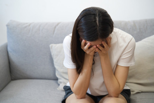 10 giờ đêm, chị chồng xuất hiện trước cửa nhà tôi với đôi mắt sưng húp, cầu xin hết người này tới người khác cho chị 200 triệu để níu kéo chồng-1