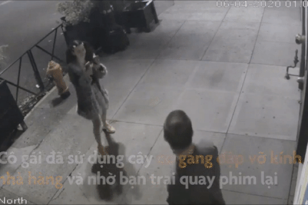 Nhân viên nhúng cây lau nhà vào chảo nấu thức ăn cho sinh viên-1