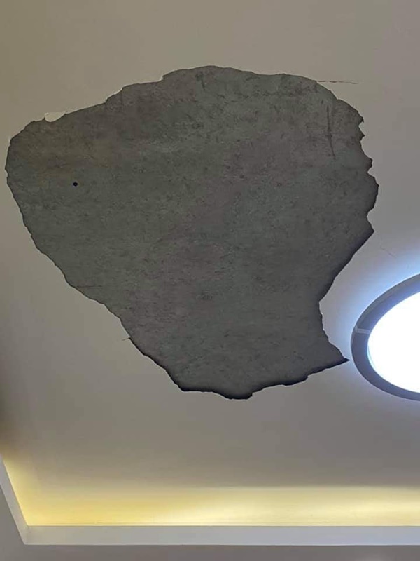 Đang ngồi cho con bú, mẹ trẻ thất thần khi chứng kiến đòn bất ngờ trong nhà, nhìn hiện trường ai cũng bủn rủn chân tay-2