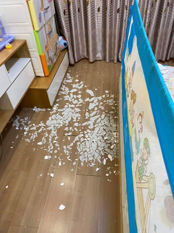 Đang ngồi cho con bú, mẹ trẻ thất thần khi chứng kiến đòn bất ngờ trong nhà, nhìn hiện trường ai cũng bủn rủn chân tay-3