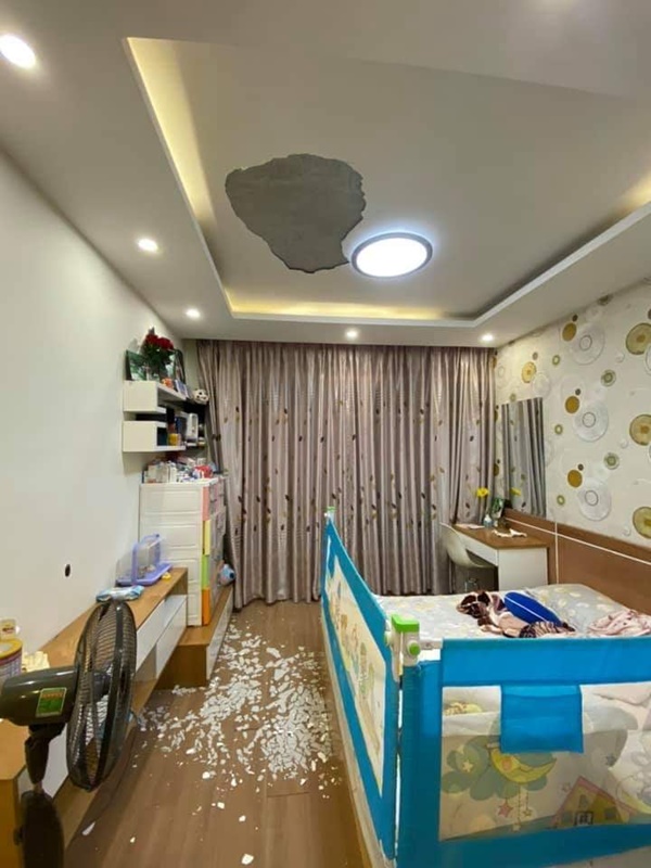 Đang ngồi cho con bú, mẹ trẻ thất thần khi chứng kiến đòn bất ngờ trong nhà, nhìn hiện trường ai cũng bủn rủn chân tay-4