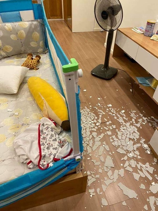 Đang ngồi cho con bú, mẹ trẻ thất thần khi chứng kiến đòn bất ngờ trong nhà, nhìn hiện trường ai cũng bủn rủn chân tay-5