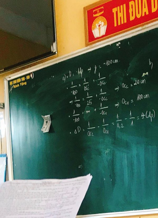 Ngán ngẩm không ai xung phong, thầy giáo mạnh tay đặt một thứ khiến dân tình ào ào xin lên giải bài tập-1