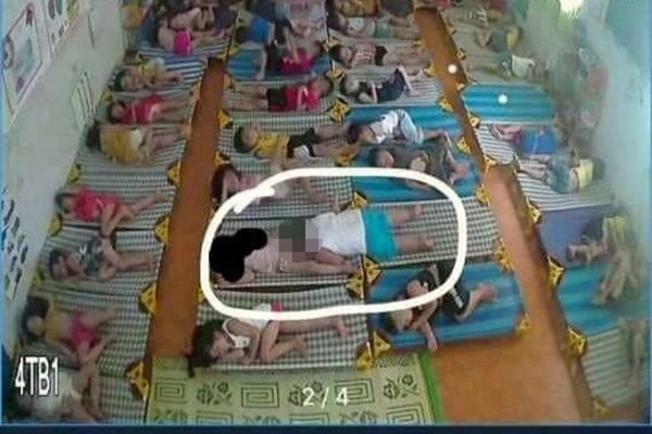 Lại thêm 1 vụ bé trai mầm non có hành động nhạy cảm với bé gái, người lớn xem xong clip choáng váng không tin vào mắt mình-2