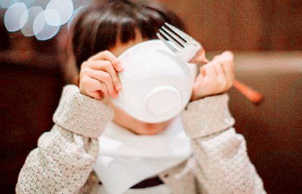 Con gái 5 tuổi liên tục kêu đau ngực, bố mẹ bàng hoàng khi bác sĩ kết luận trẻ dậy thì sớm vì những món đồ vật có sẵn trong nhà-4