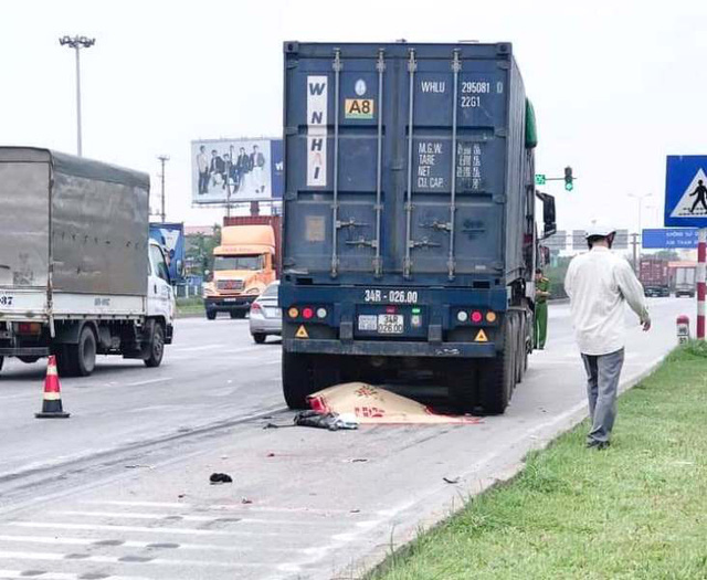 Nhói lòng những vòng hoa trắng tiếc thương nam sinh viên năm cuối gặp nạn trên đường về quê-1