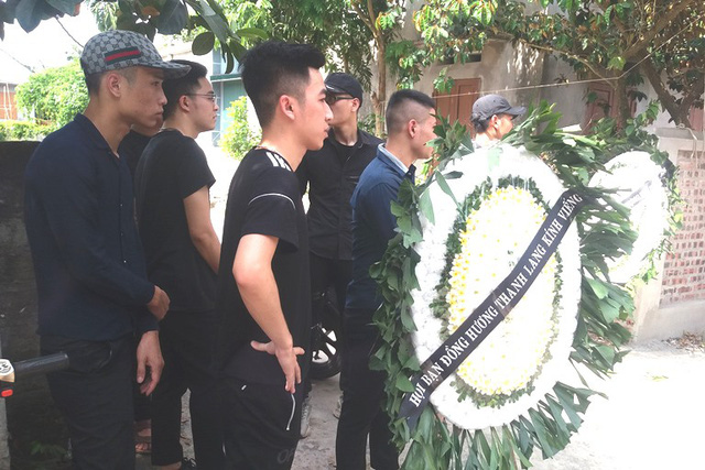 Nhói lòng những vòng hoa trắng tiếc thương nam sinh viên năm cuối gặp nạn trên đường về quê-2