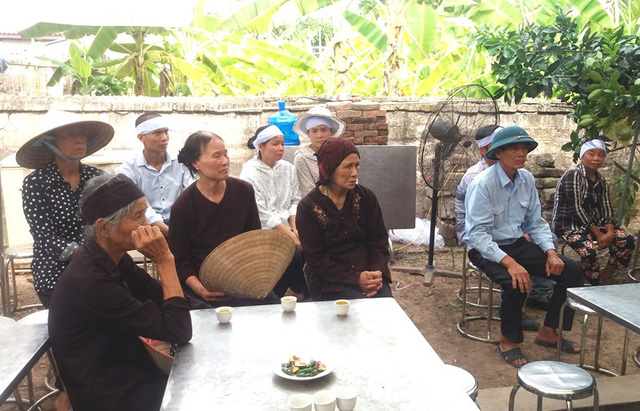 Nhói lòng những vòng hoa trắng tiếc thương nam sinh viên năm cuối gặp nạn trên đường về quê-3