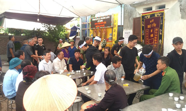 Nhói lòng những vòng hoa trắng tiếc thương nam sinh viên năm cuối gặp nạn trên đường về quê-4