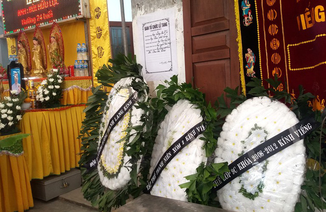 Nhói lòng những vòng hoa trắng tiếc thương nam sinh viên năm cuối gặp nạn trên đường về quê-5