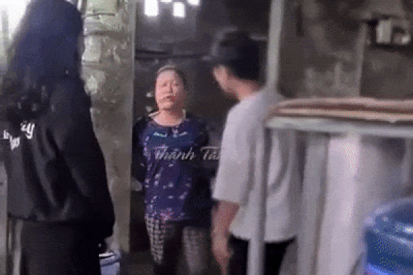 Đưa người yêu về ra mắt, thanh niên bẽ mặt bị mẹ bóc phốt: 