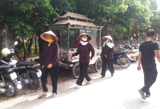 Nhói lòng những vòng hoa trắng tiếc thương nam sinh viên năm cuối gặp nạn trên đường về quê-9