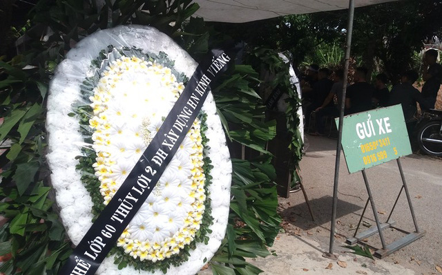 Nhói lòng những vòng hoa trắng tiếc thương nam sinh viên năm cuối gặp nạn trên đường về quê-6