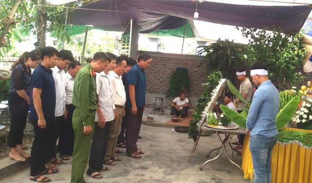 Nhói lòng những vòng hoa trắng tiếc thương nam sinh viên năm cuối gặp nạn trên đường về quê-7