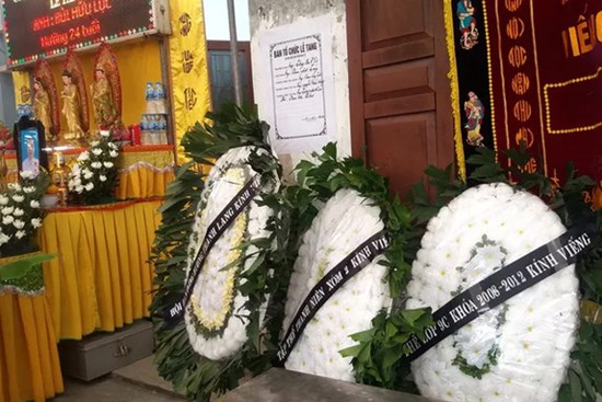 Nhói lòng những vòng hoa trắng tiếc thương nam sinh viên năm cuối gặp nạn trên đường về quê