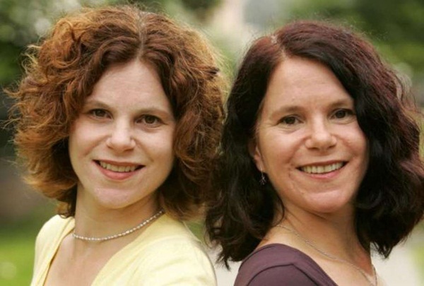 Hai người phụ nữ sống cuộc đời giống hệt nhau trước khi phát hiện là chị em sinh đôi và đau lòng hơn là thí nghiệm tàn độc chia cắt họ-2