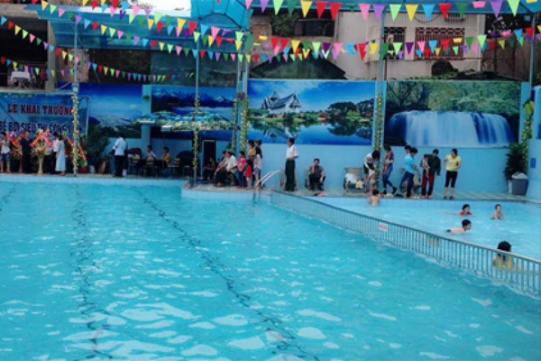 Va phải chân vịt thuyền thúng khi đi tắm biển, bé trai nhập viện nguy kịch-2