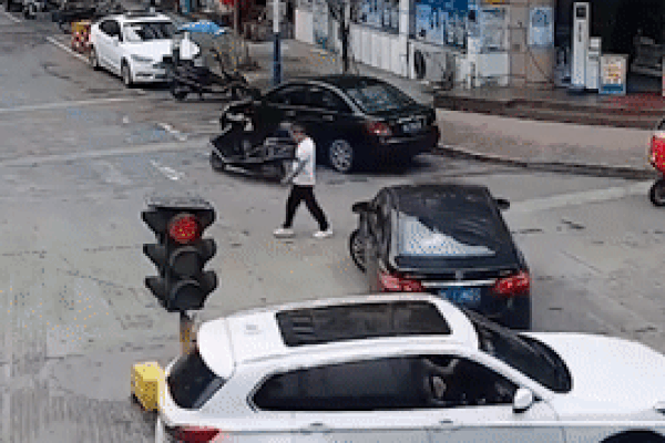 Ôtô đâm ngã người đàn ông, người đi đường nâng xe giải cứu